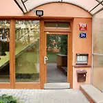 Family Cozy Apartment Metro Access